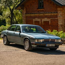 Daimler XJ40