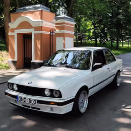 1988 BMW 318i - Image 2