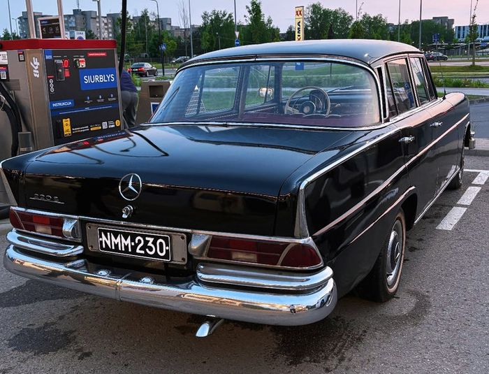 Mercedes-Benz 220S