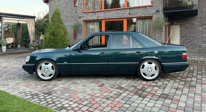 Mercedes-Benz E200