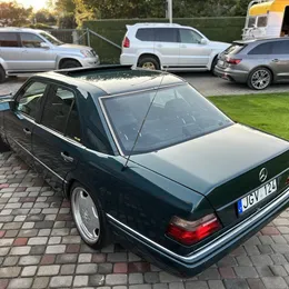 1995 Mercedes-Benz E200 - Image 2