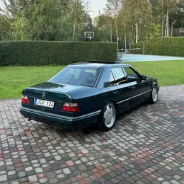 1995 Mercedes-Benz E200 - Image 4