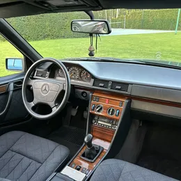 1995 Mercedes-Benz E200 - Image 6