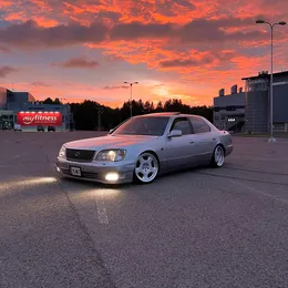 1997 Lexus LS400 - Image 2