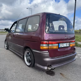 2000 Nissan Serena - Image 4