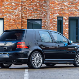 2004 Volkswagen Golf R32 - Image 3