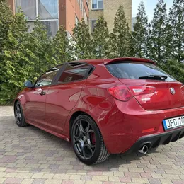 2016 Alfa Romeo Giulietta Veloce - Image 2