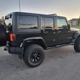 2018 Jeep Wrangler Sahara - Image 4