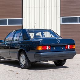 Mercedes-Benz 190E - Image 4