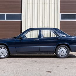 Mercedes-Benz 190E - Image 5