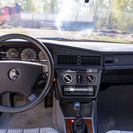 Mercedes-Benz 190E - Image 6