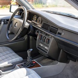 Mercedes-Benz 190E - Image 7