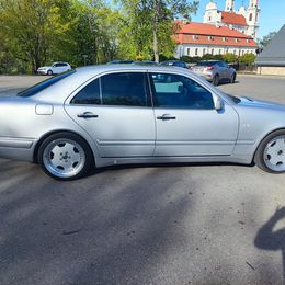 Mercedes-Benz E55 AMG - Image 8