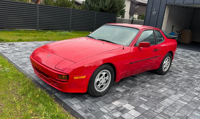 Porsche 944