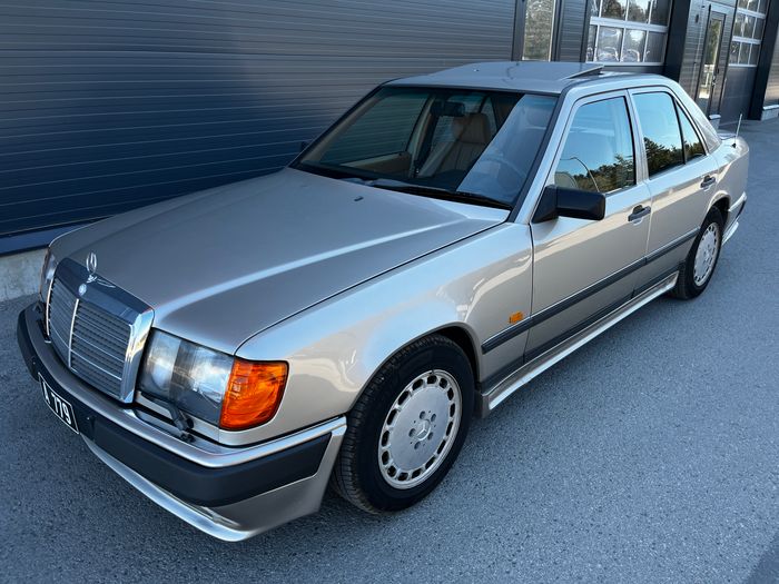 Mercedes-Benz 300 E