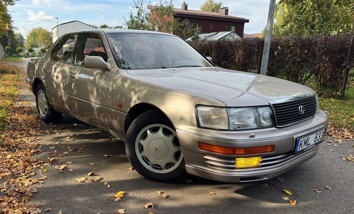Lexus LS 400